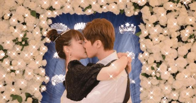 小猫咪够不着窗台上的玩具,转头看向猫妈:妈,我要那个!