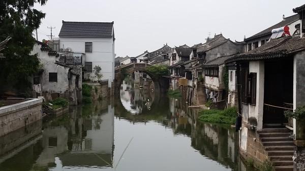 青山一道同云雨 明月何曾是两乡