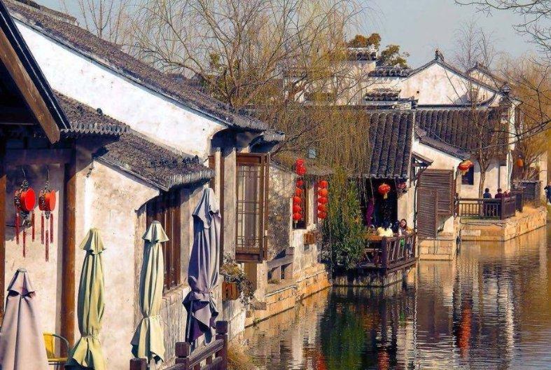 逃离昏暗下的小村