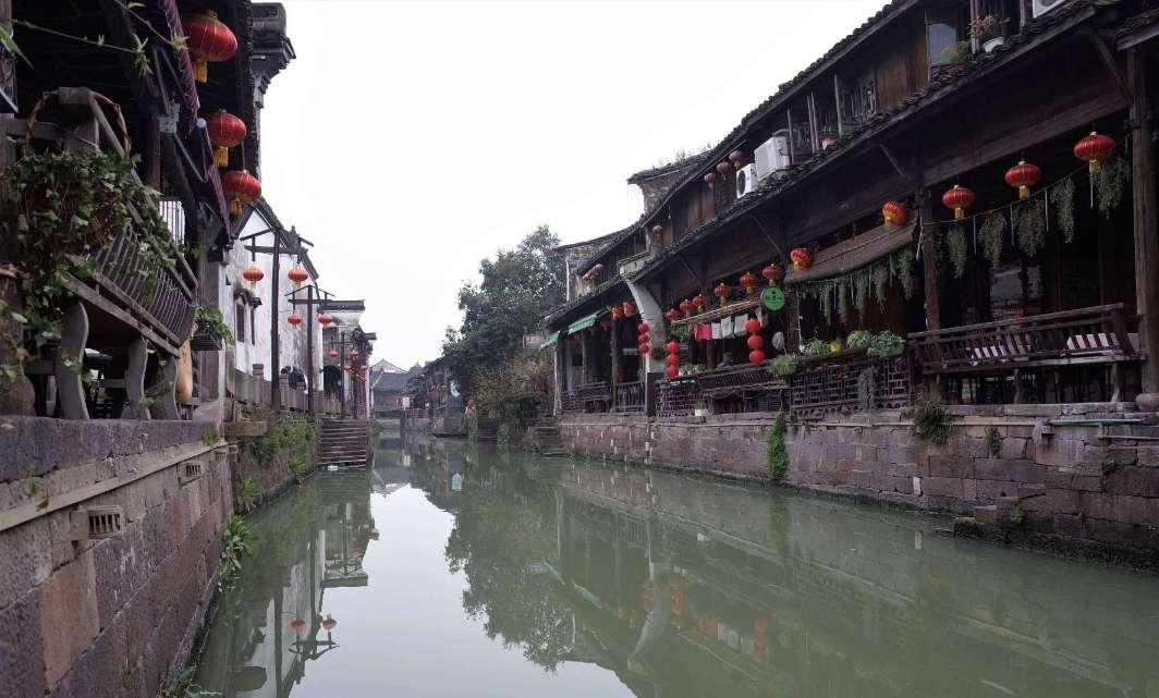 1月26日,陕西,低温天气导致道路结冰,男生路上遇滑竟然跳起了冰上芭蕾